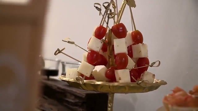 Brochetas de tomate cherry y mozzarella en una bandeja