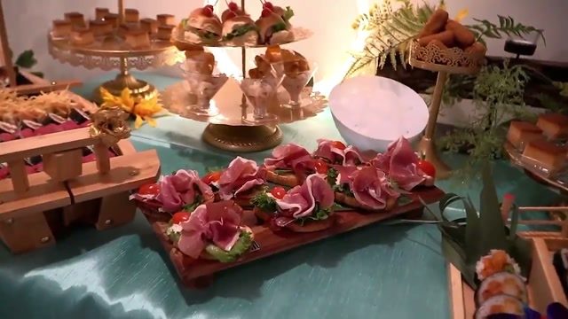 Tabla de embutidos y canapés en un montaje de banquete